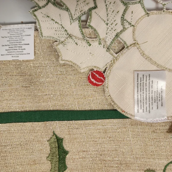 12 Poinsettia Wreath Placemats with cut out & Shimmer Holly Table Runner - Picture 2 of 3